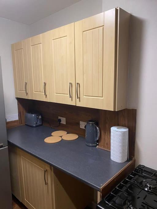 One Bedroom Apartment In Gorgie With New Central Heating System Edimburgo Esterno foto